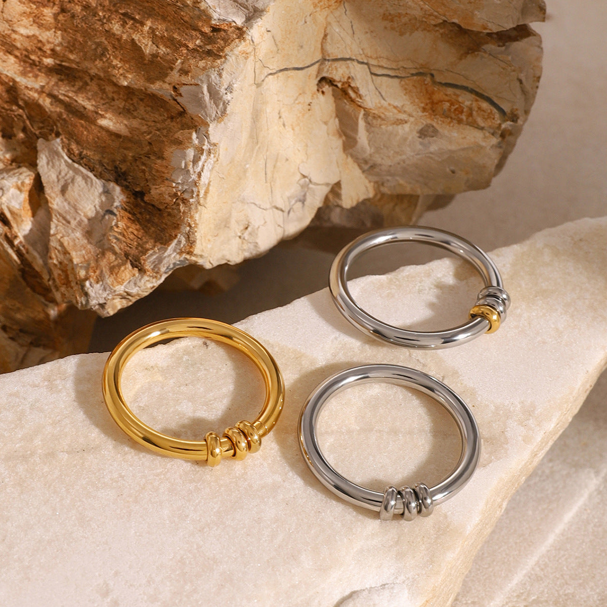 Anello a fascia minimalista da donna in acciaio inossidabile placcato oro 18 carati con design geometrico