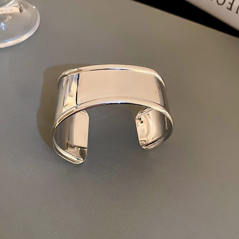 Bracciale a manetta in metallo elegante e robusto con finitura placcata, forma geometrica rotonda, accessorio di lusso alla moda per pendolari
