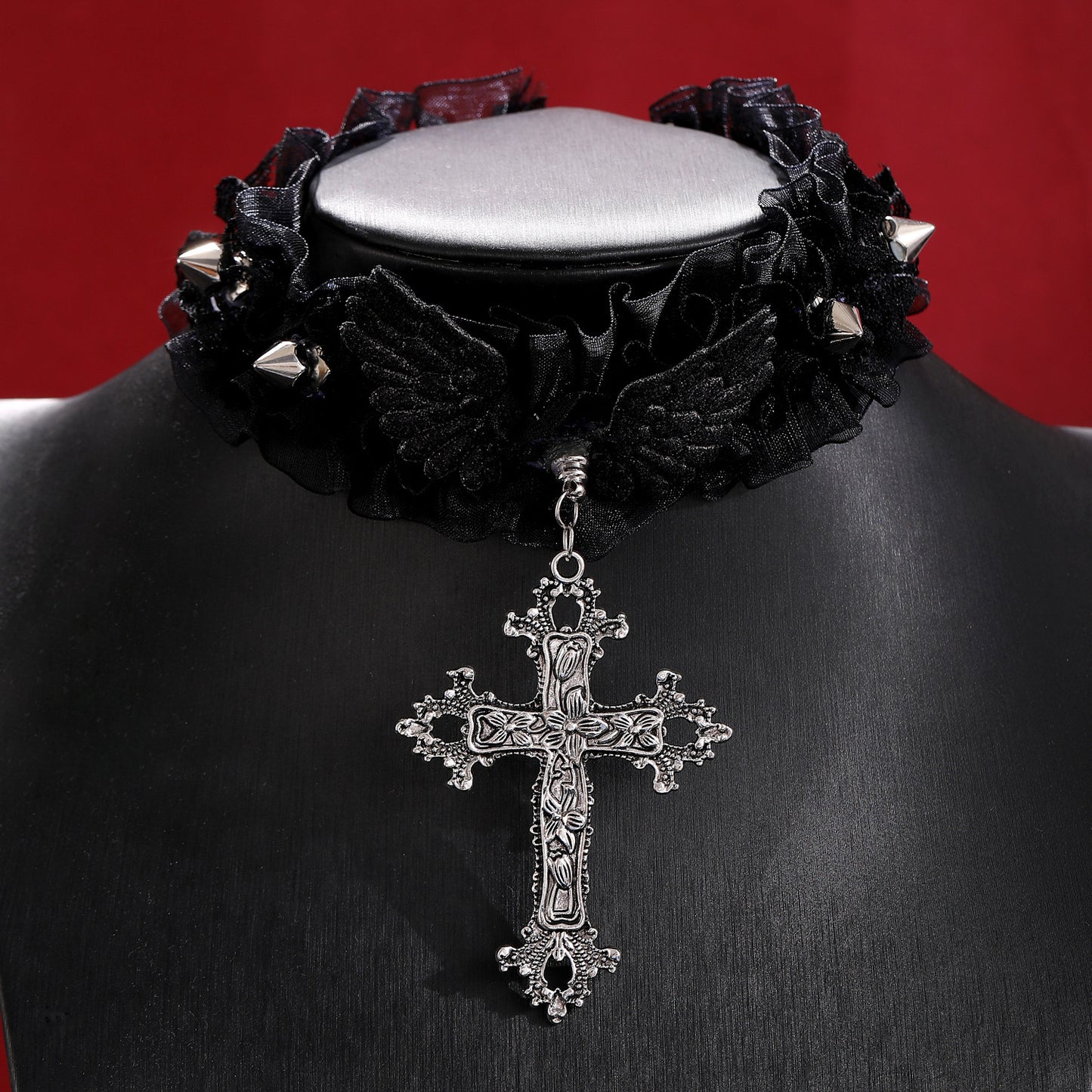 Collana gotico-punk a croce con dettagli a rivetto e motivo floreale a vite da donna, ciondolo in lega galvanizzata su catena in tessuto