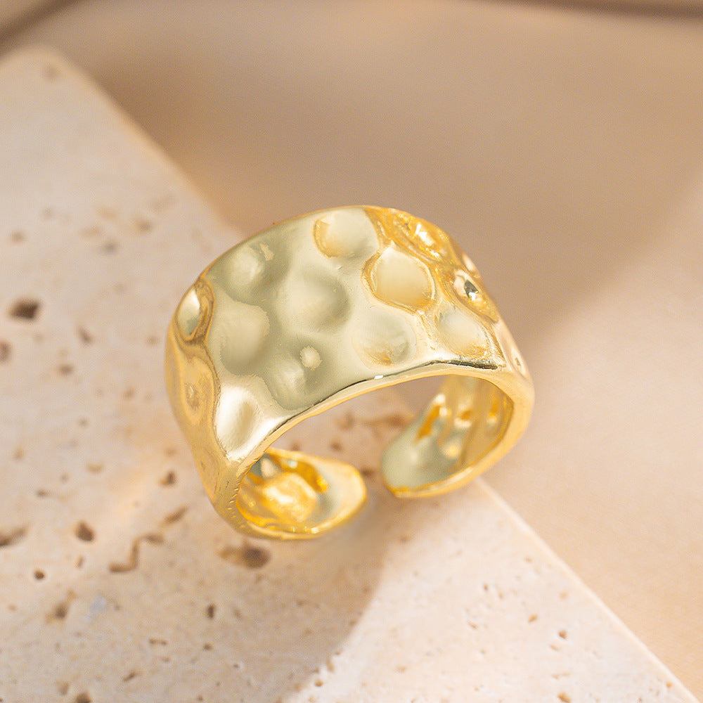 Anello minimale in rame placcato oro con texture martellata per dito indice, design a cuore, motivo a pois geometrici