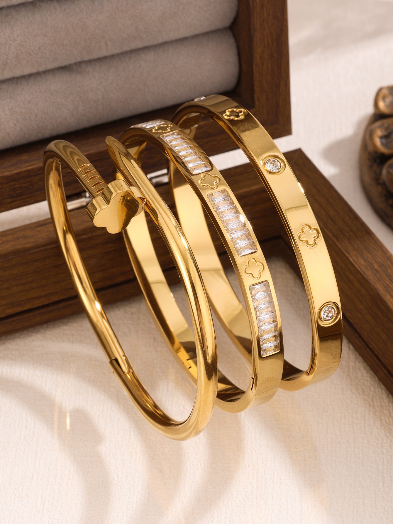 Juego de pulseras de acero inoxidable con trébol de cuatro hojas, incrustaciones de diamantes de imitación y chapado en oro al vacío de 18 quilates, estilo minimalista y a la moda