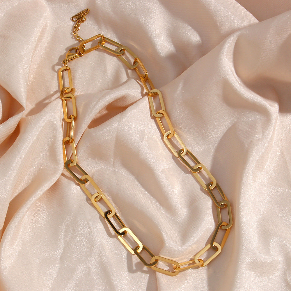 Collana minimalista a maglie cubane geometriche sui toni freddi per donna, con ciondolo in acciaio inossidabile e finitura galvanica