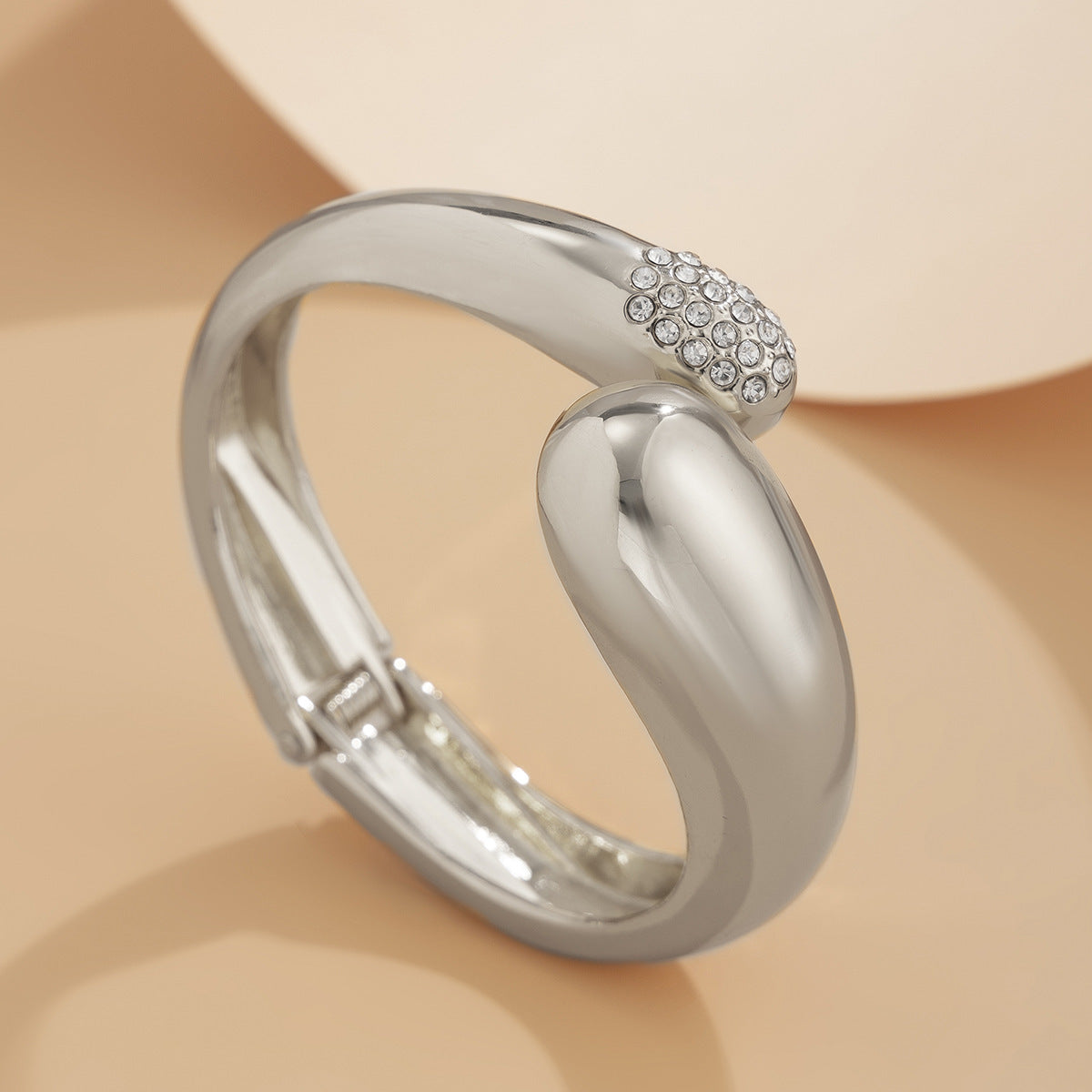 Bracciale geometrico irregolare in lega con strass e finitura placcata per donna e uomo, accessorio di moda di tendenza