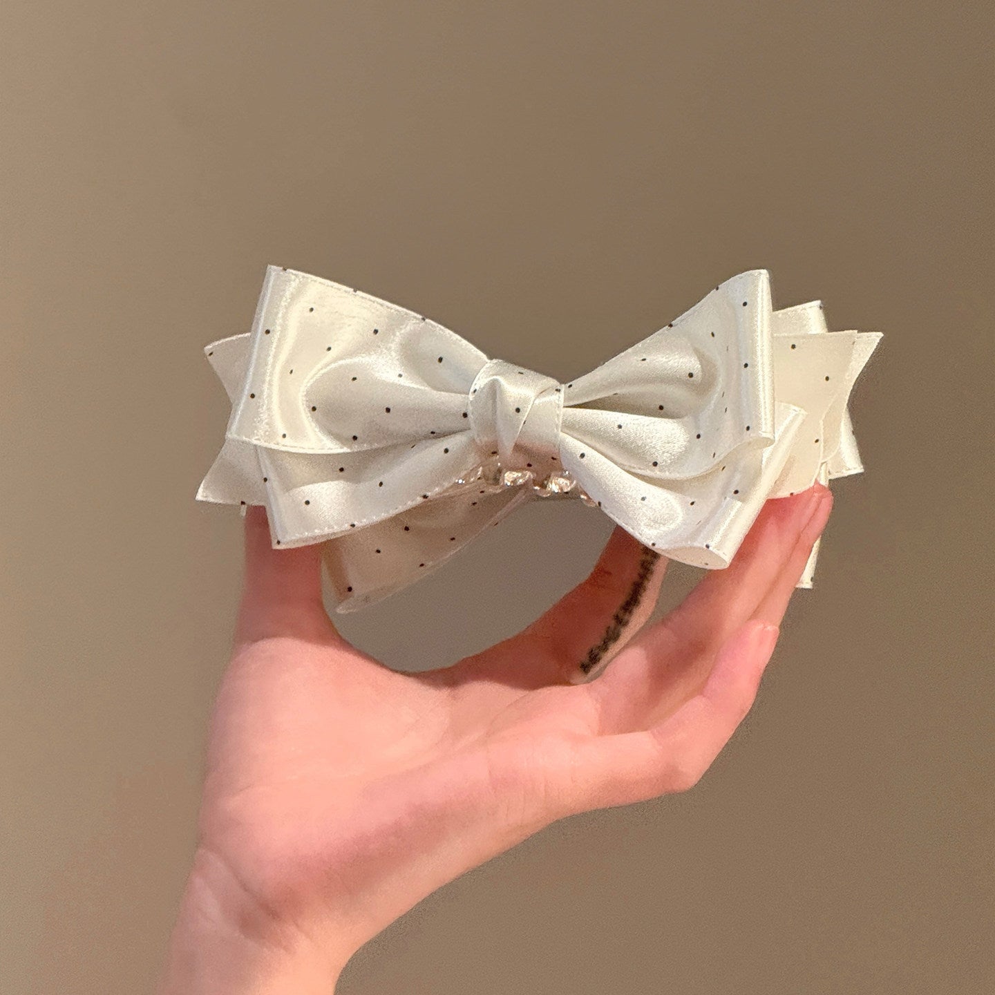 Elegante Fermaglio per Capelli a Fiocco in Acrilico e Tessuto Intrecciato per Donna con Dettagli Artigianali