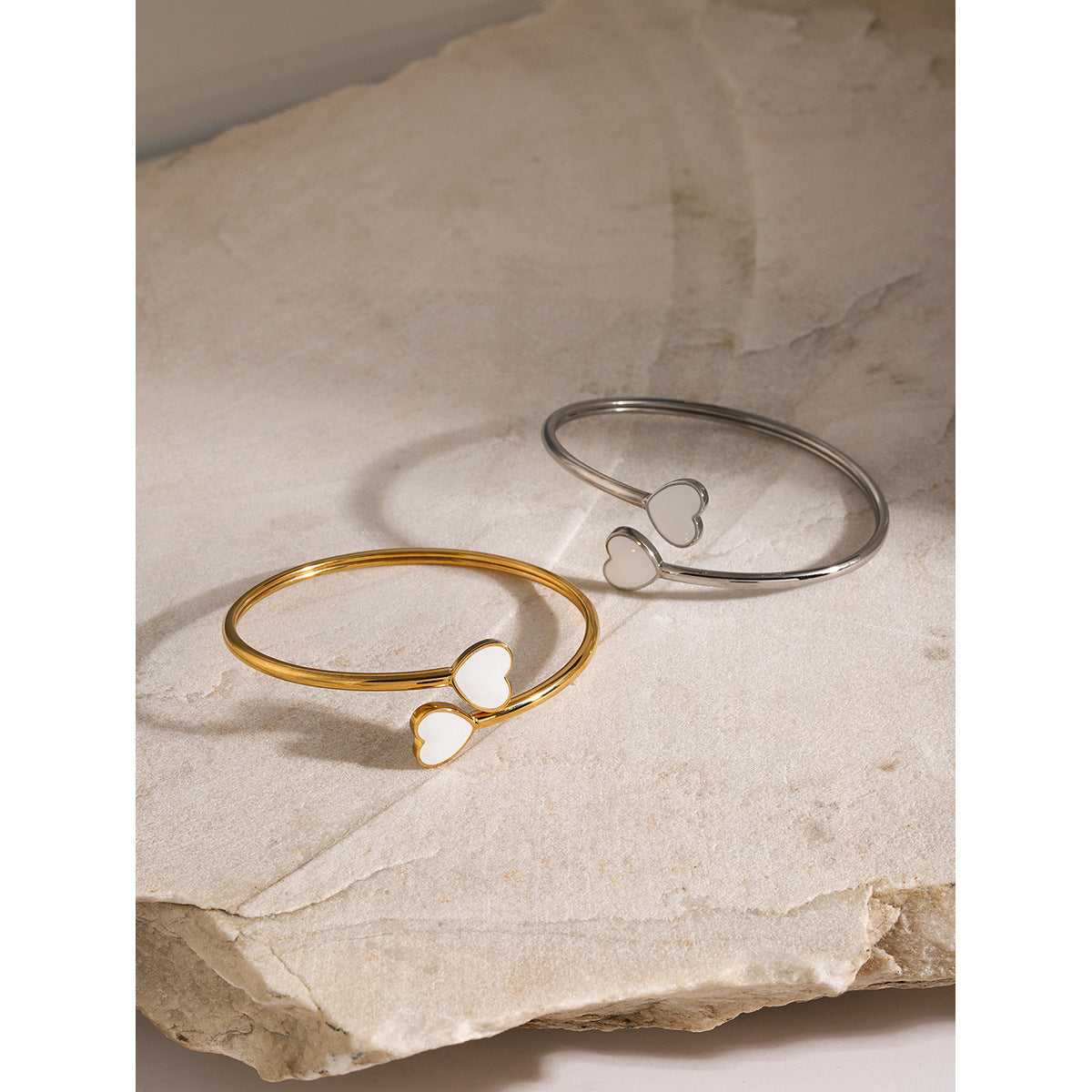 Bracciale a Polsino Aperto Minimalista in Acciaio Inossidabile Placcato Oro 18K con Cuore Smaltato Bianco per Donna