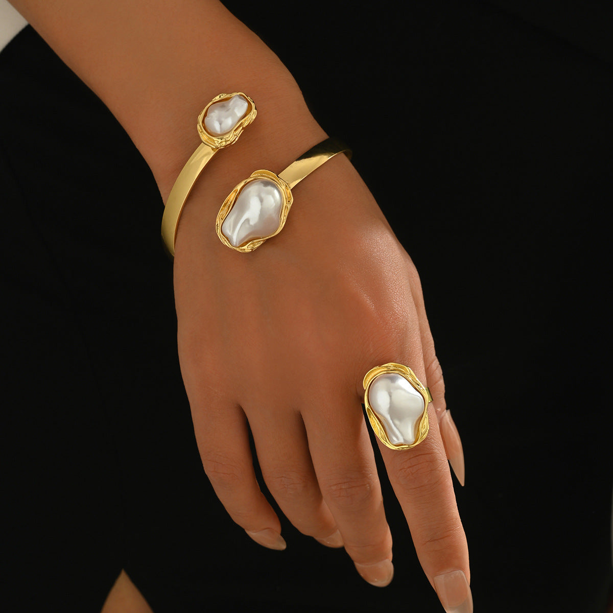Conjunto de anillo abierto y pulsera de estilo geométrico para mujer en aleación de zinc con incrustaciones de perlas irregulares, accesorio de moda