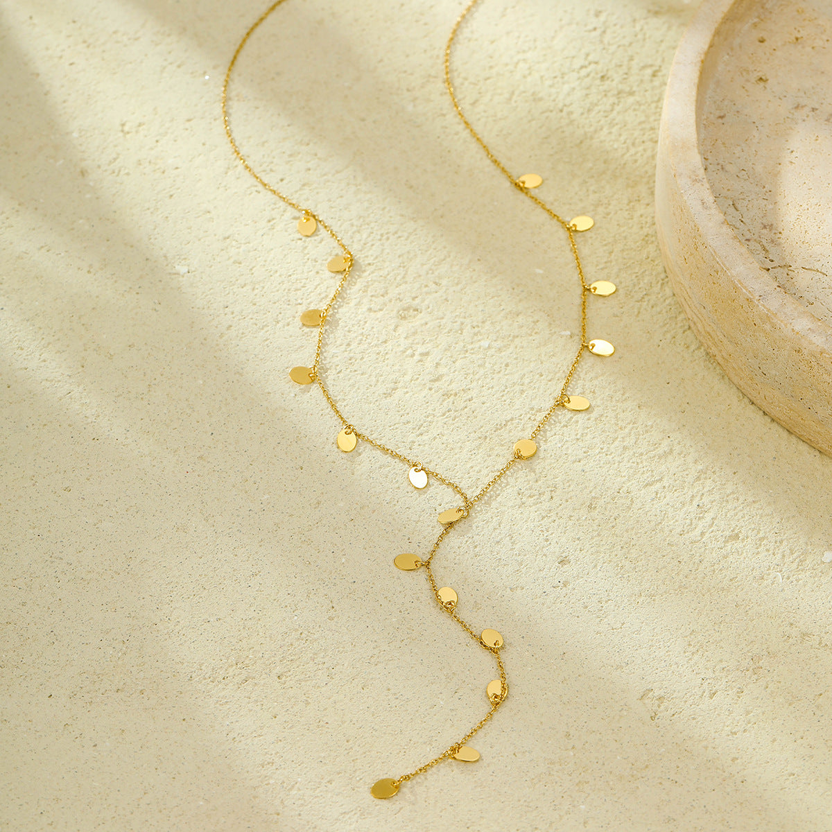 Elegante collar largo con colgante y borla de acero inoxidable con baño de oro de 18 quilates ajustable para mujer