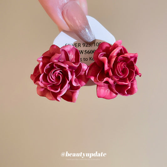 Pendientes de tachuela de flor de resina, minimalistas y elegantes, para mujer con postes de acero inoxidable, ligeros, de lujo, para uso diario
