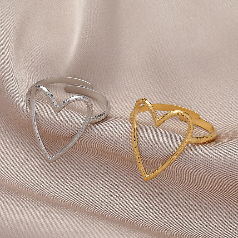 Anello da donna a cuore aperto, in acciaio al titanio, con finitura placcata e design minimalista traforato