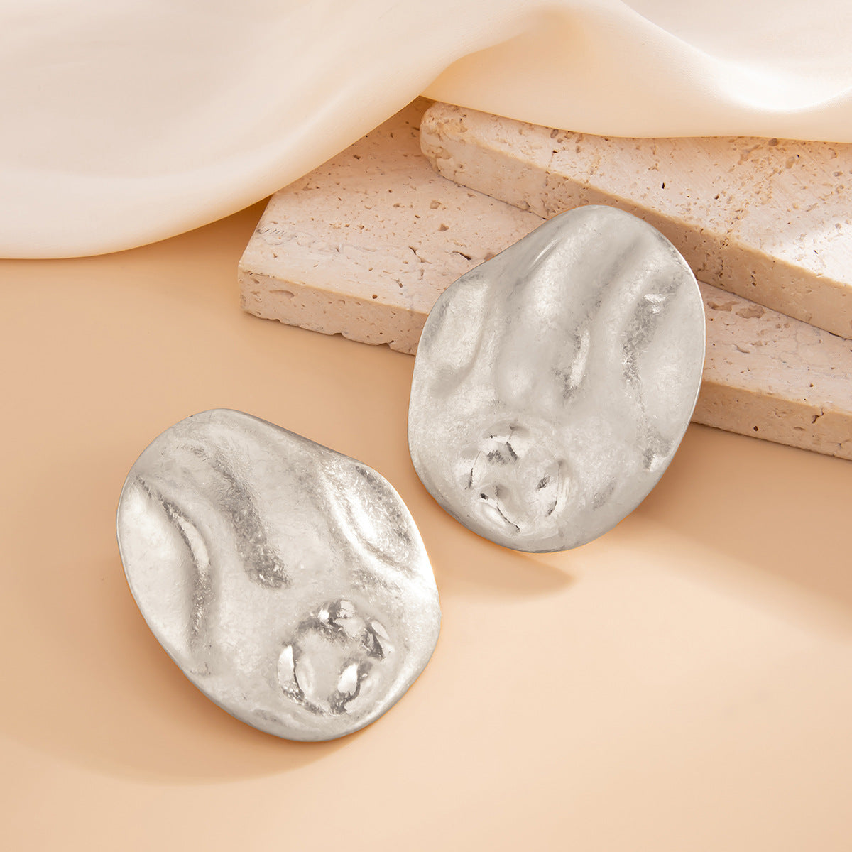 Pendientes de tachuela redondos, geométricos y minimalistas para mujer con superficie pulida y detalle floral trenzado