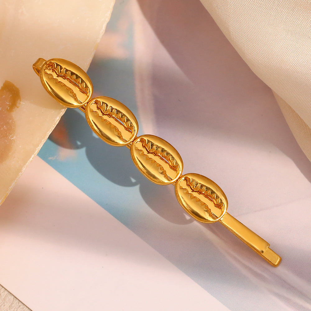 Vintage French-Inspired Heart and Seashell Hair Clip for Women Made of Stainless Steel with 18K Gold Plating