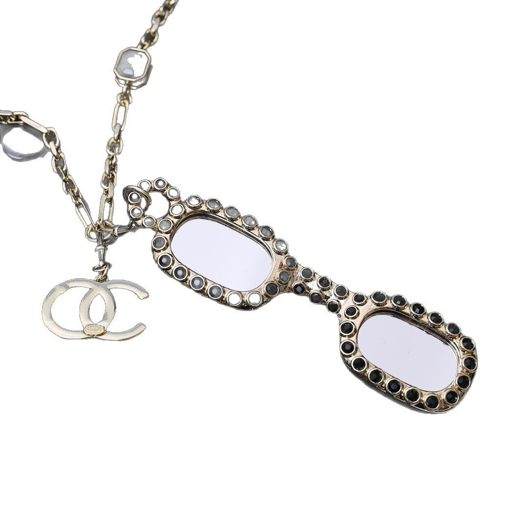 Collana con ciondolo a forma di lettera in ottone placcato oro di lusso con cristalli per donna
