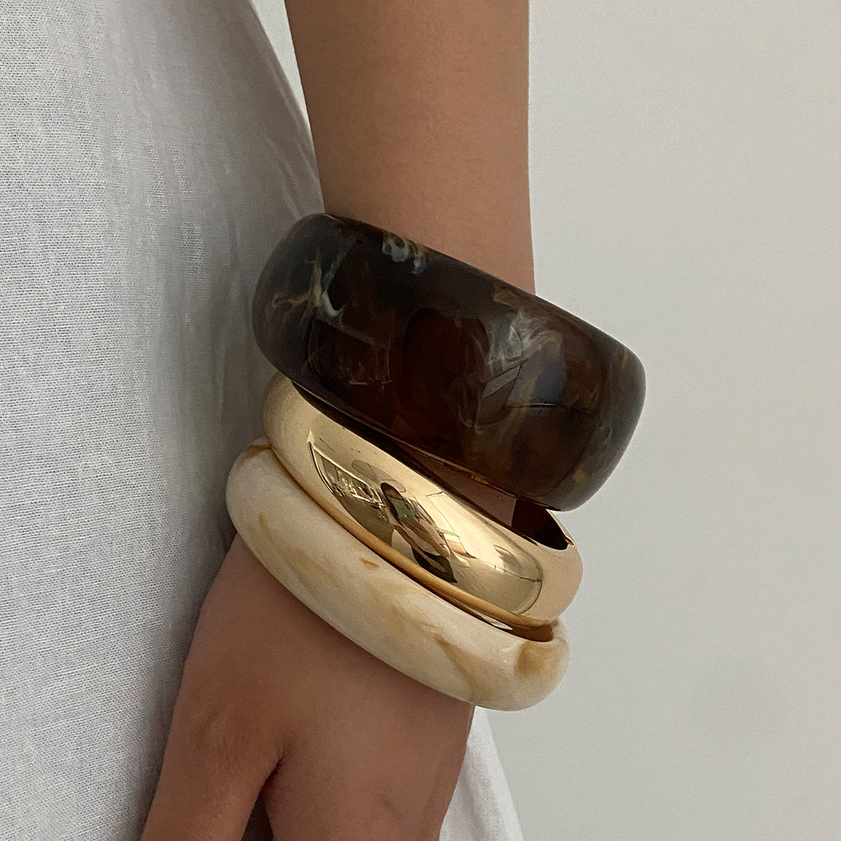 Bracciale da donna minimalista geometrico in acrilico e lega con finitura placcata