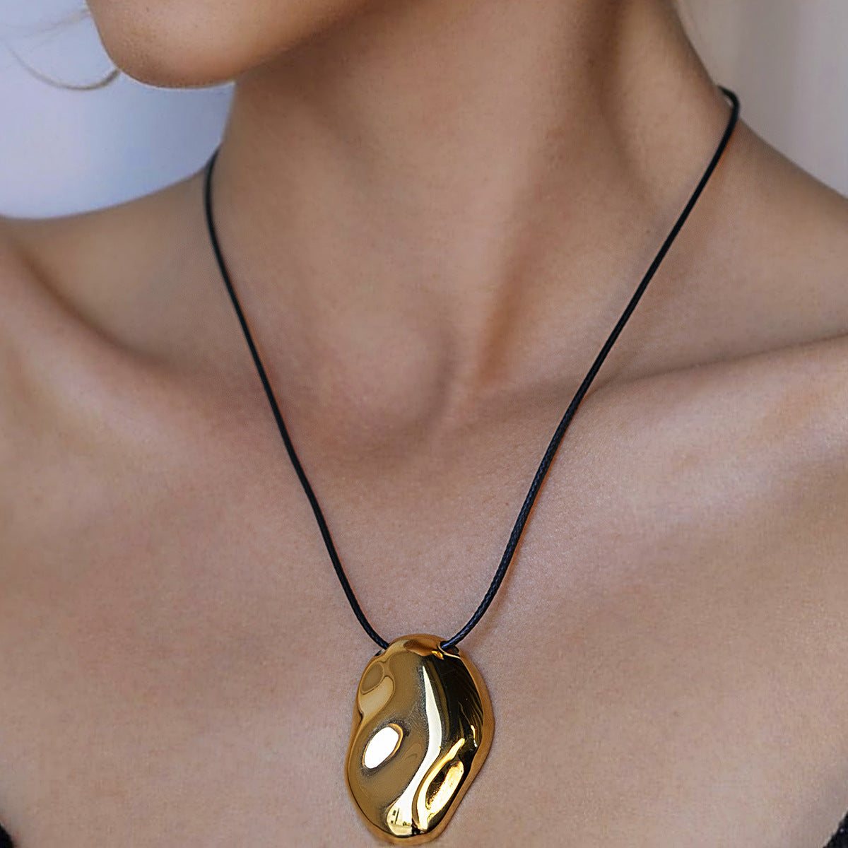 Collana geometrica placcata in acciaio inossidabile con ciondolo in titanio per le donne, catena alla clavicola alla moda