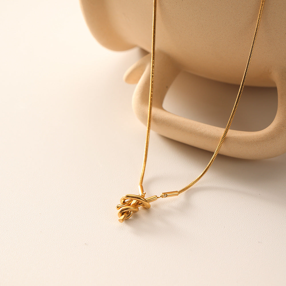 Collana pendente con nodo da marinaio minimalista da donna in acciaio inossidabile placcato oro 18 carati su catena ondulata