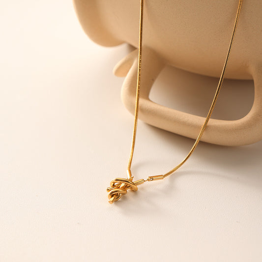 Collana pendente con nodo da marinaio minimalista da donna in acciaio inossidabile placcato oro 18 carati su catena ondulata