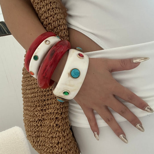 Pulsera de resina chapada con incrustaciones de pedrería geométrica para mujer
