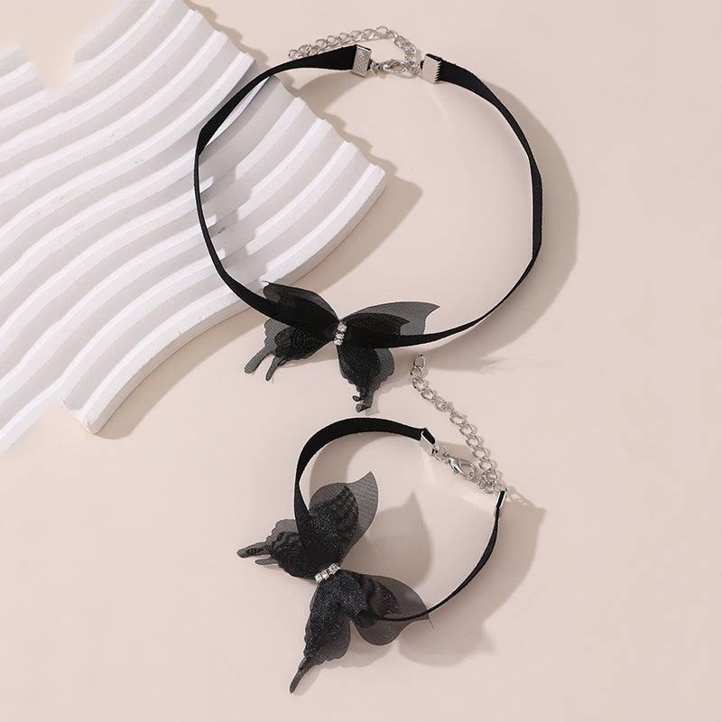 Collana Minimalista con Ciondolo a Farfalla per Bambine, Fascino a Farfalla e Fiocco in Resina su Catena di Perline con Finitura Smaltata, Lunghezza Regolabile