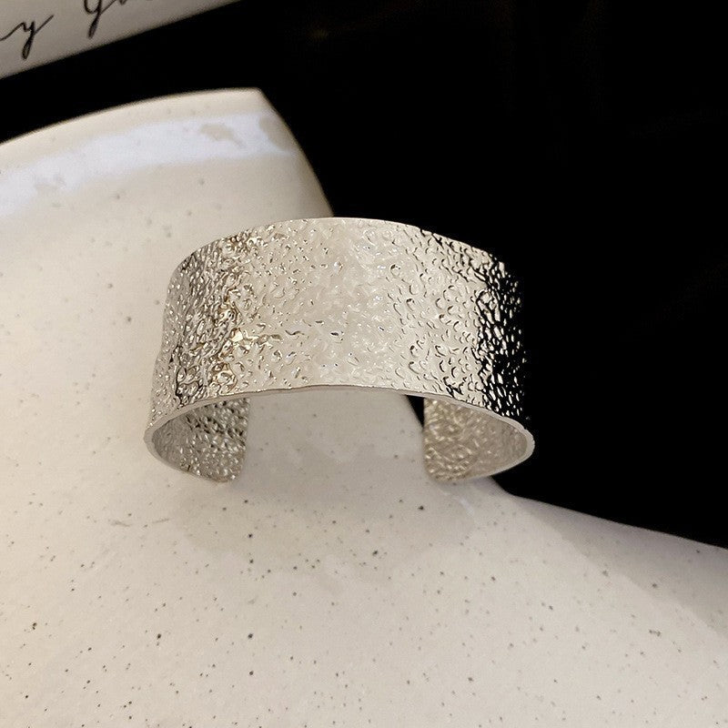 Pulsera de metal con patrón de cuadrícula geométrica de tono frío minimalista con acabado galvanizado para mujer