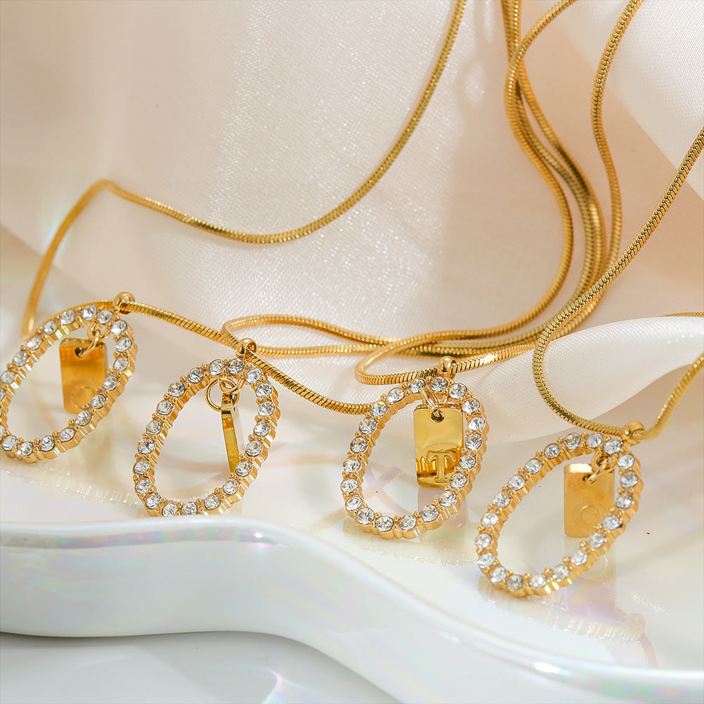 Collana da donna con ciondolo a lettera in acciaio inossidabile, minimalista, con strass, su catena snake
