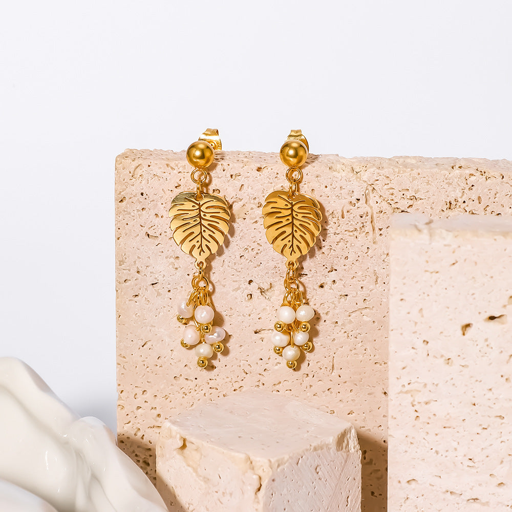 Pendientes Minimalistas de Acero Inoxidable en Forma de Hoja con Baño de Oro de 18K y Perla Natural Incrustada para Mujer