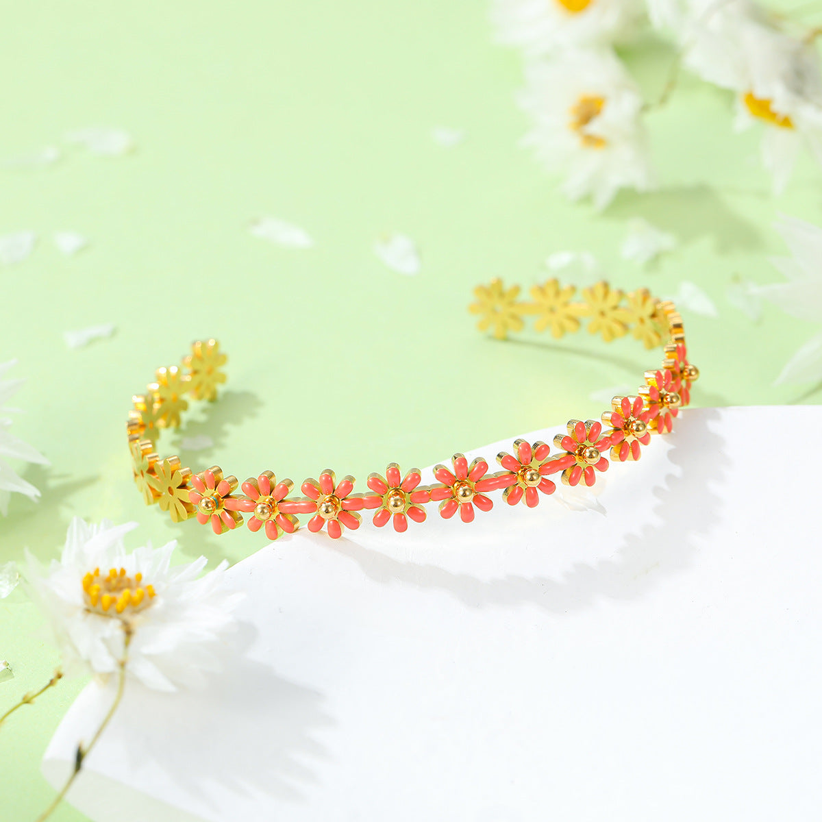 Pulsera de acero titanio con esmalte de margarita fresca y dulce para mujer con acabado chapado