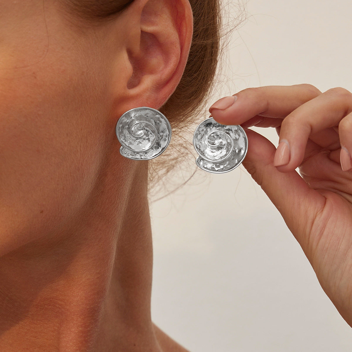 Pendientes de tuerca minimalistas geométricos con forma de anillo líquido para mujer, con aleación galvanizada y postes de acero inoxidable