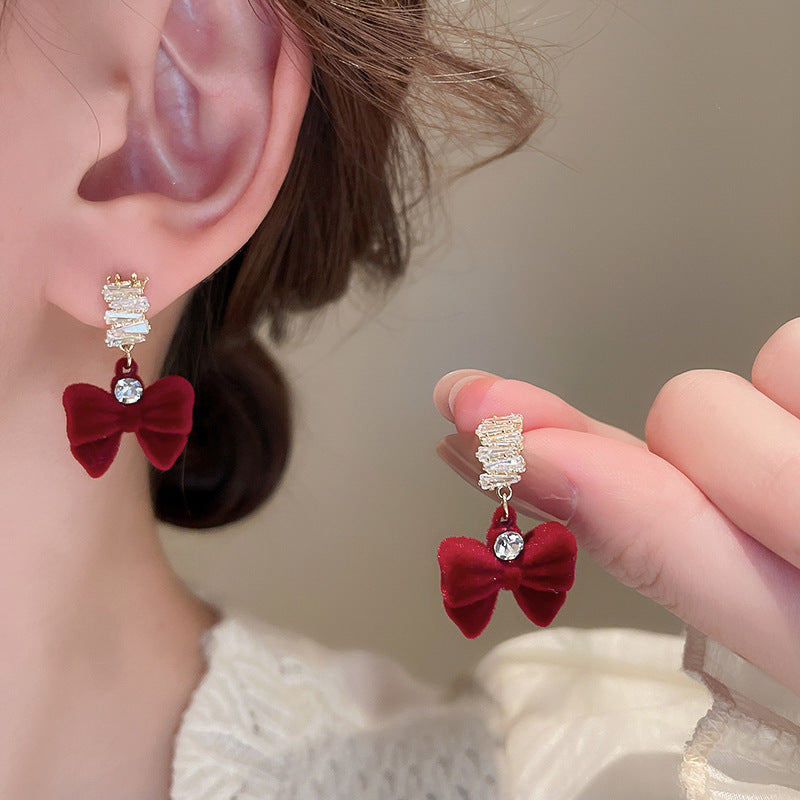 Orecchini di lusso a fiocco con cuore e motivo floreale in lega con intarsio di strass e perni in argento 925