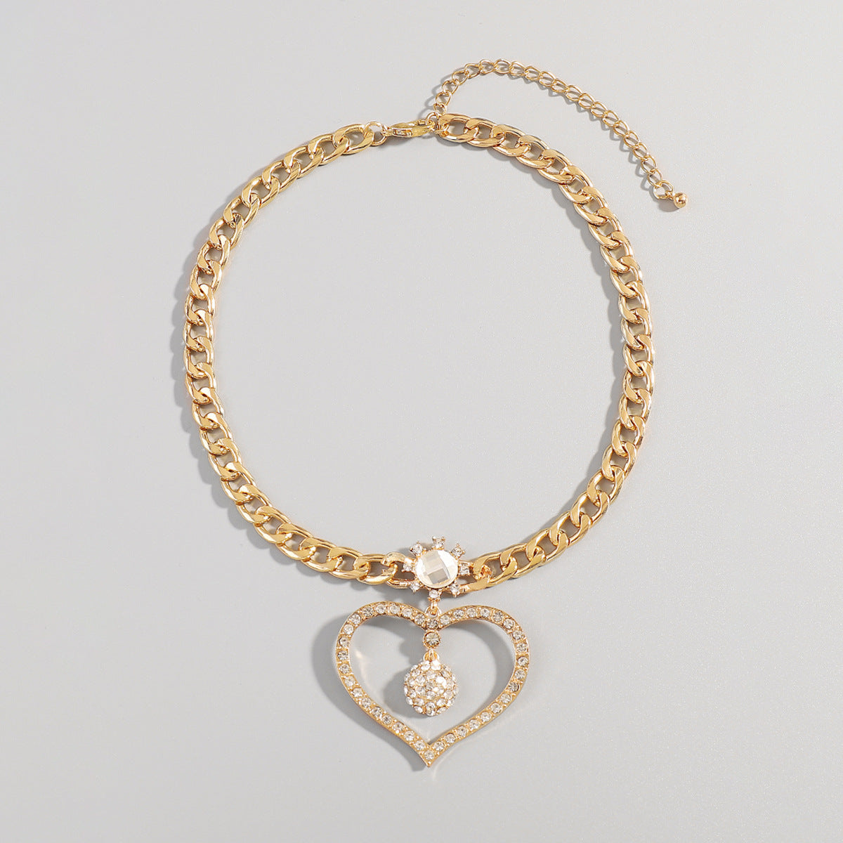 Collar con colgante de corazón hueco geométrico dulce y atrevido para mujer con incrustaciones de diamantes de imitación y cadena de hierro chapado
