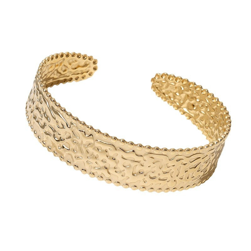 Bracciale Aperto Vintage in Acciaio Inossidabile con Placcatura in Oro 18K, Superficie Texturizzata, Design Minimalista di Lusso