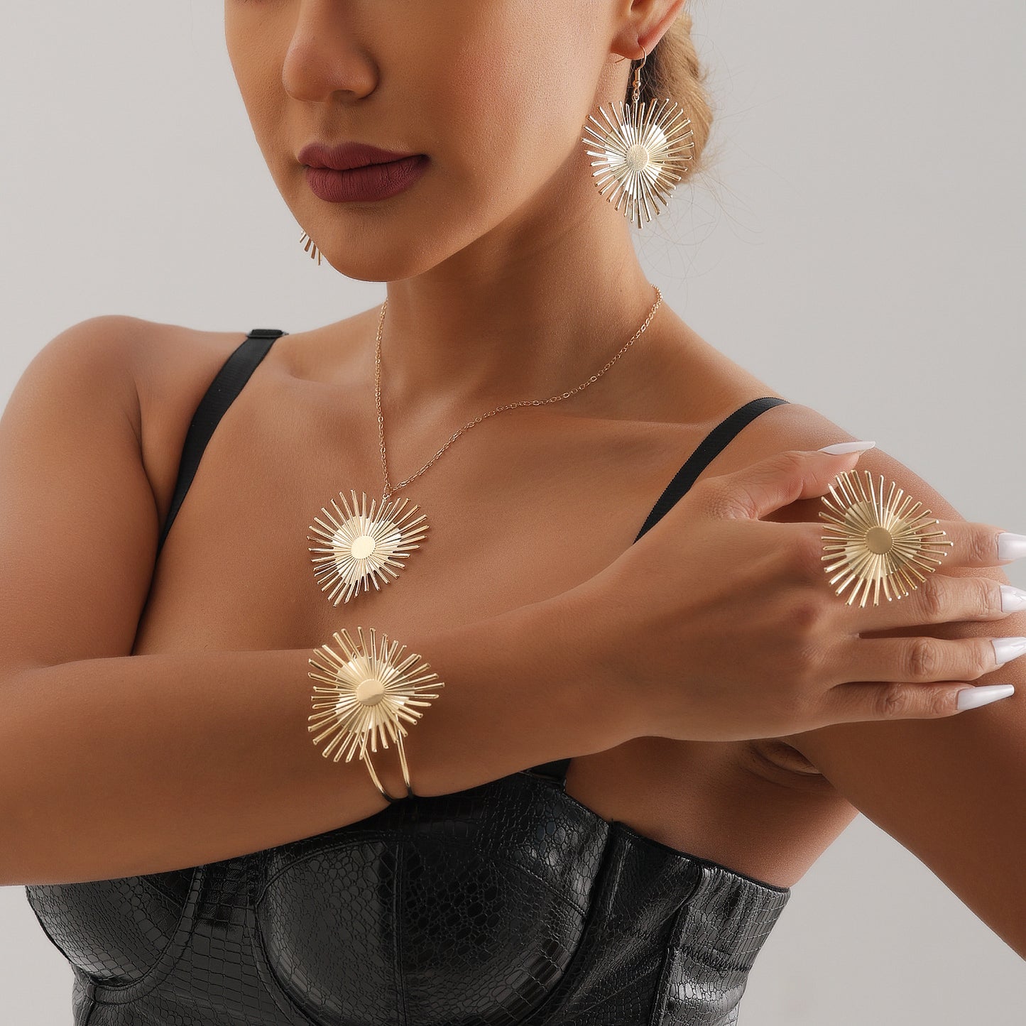 Collar con colgante de corazón grande de estilo vintage para mujer con aleación galvanizada y diseño geométrico
