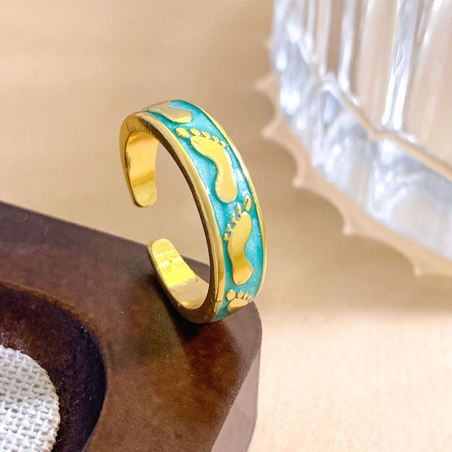 Anello aperto da donna placcato oro con smalto e piedino in stile fumetto