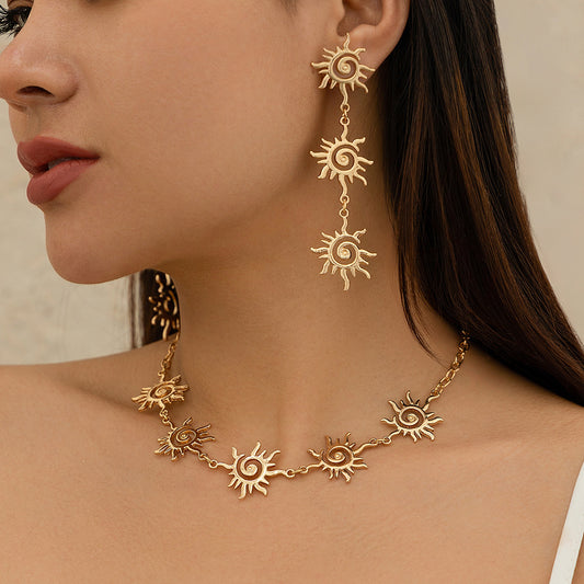 Collar con colgante de sol geométrico étnico de aleación con acabado chapado para mujer