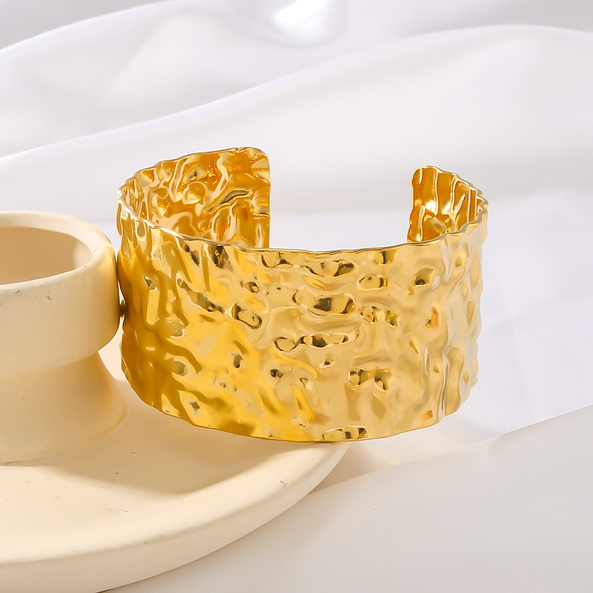 Bracciale rigido aperto da donna in oro 18K placcato, trama martellata minimalista