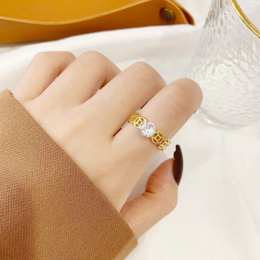Anello Minimalista Regolabile da Donna in Rame Placcato Oro con Zirconia Cubica Simulato