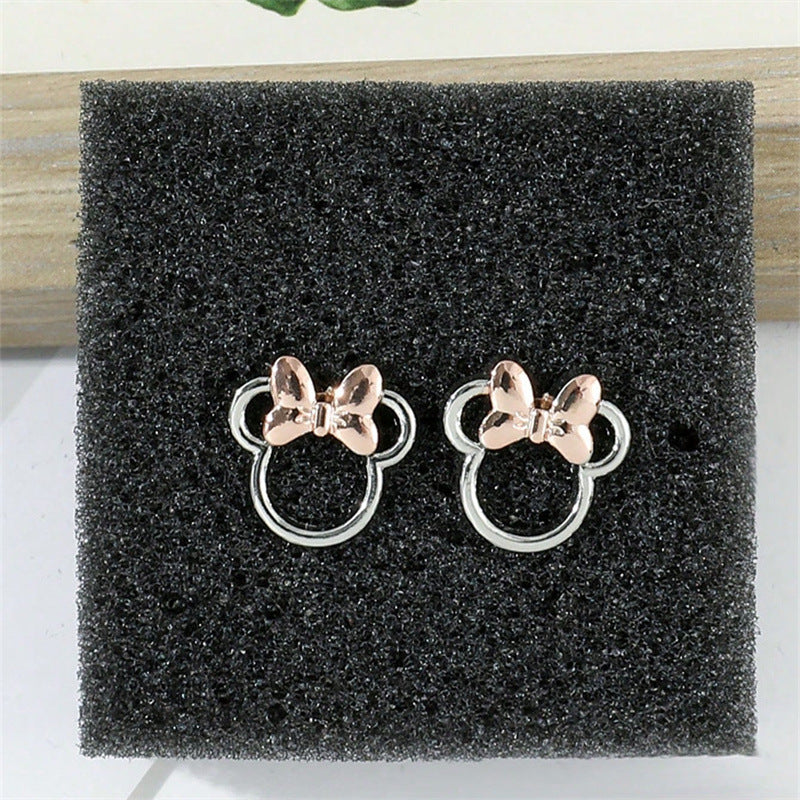 Orecchini a perno dolci con fiocco Topolino Minnie in cartone animato per donna con intarsio in perla e materiale in resina