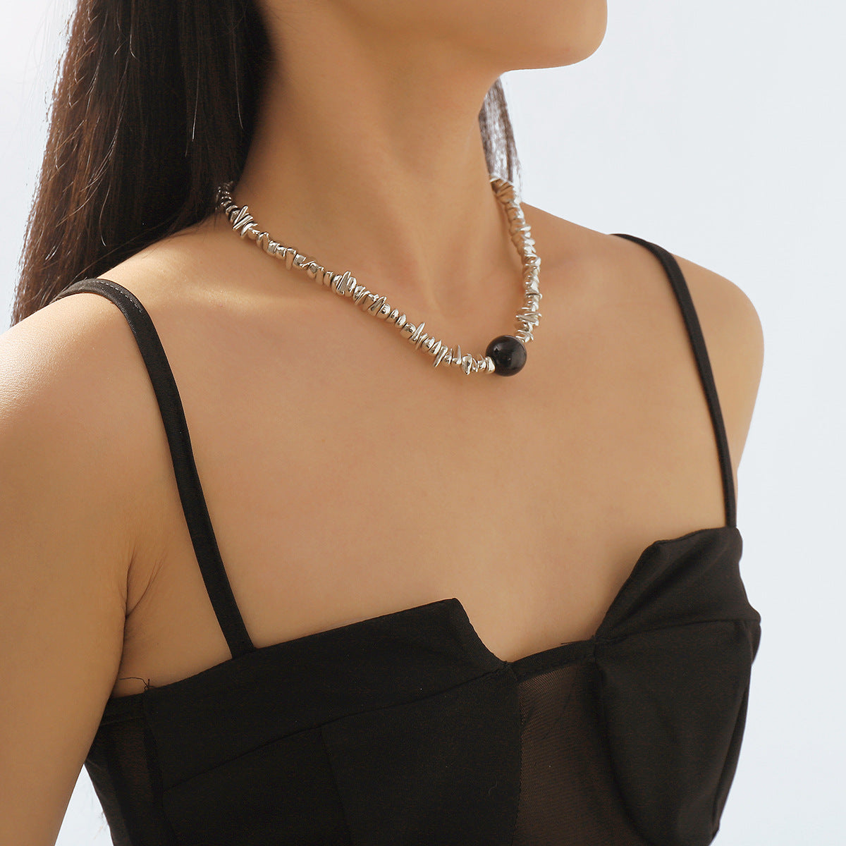 Collar Colgante Geométrico Minimalista para Mujer con Base de Aleación de Hierro Electrochapado y Detalles de Perlas de Imitación, Diseño de Contraste en Blanco y Negro