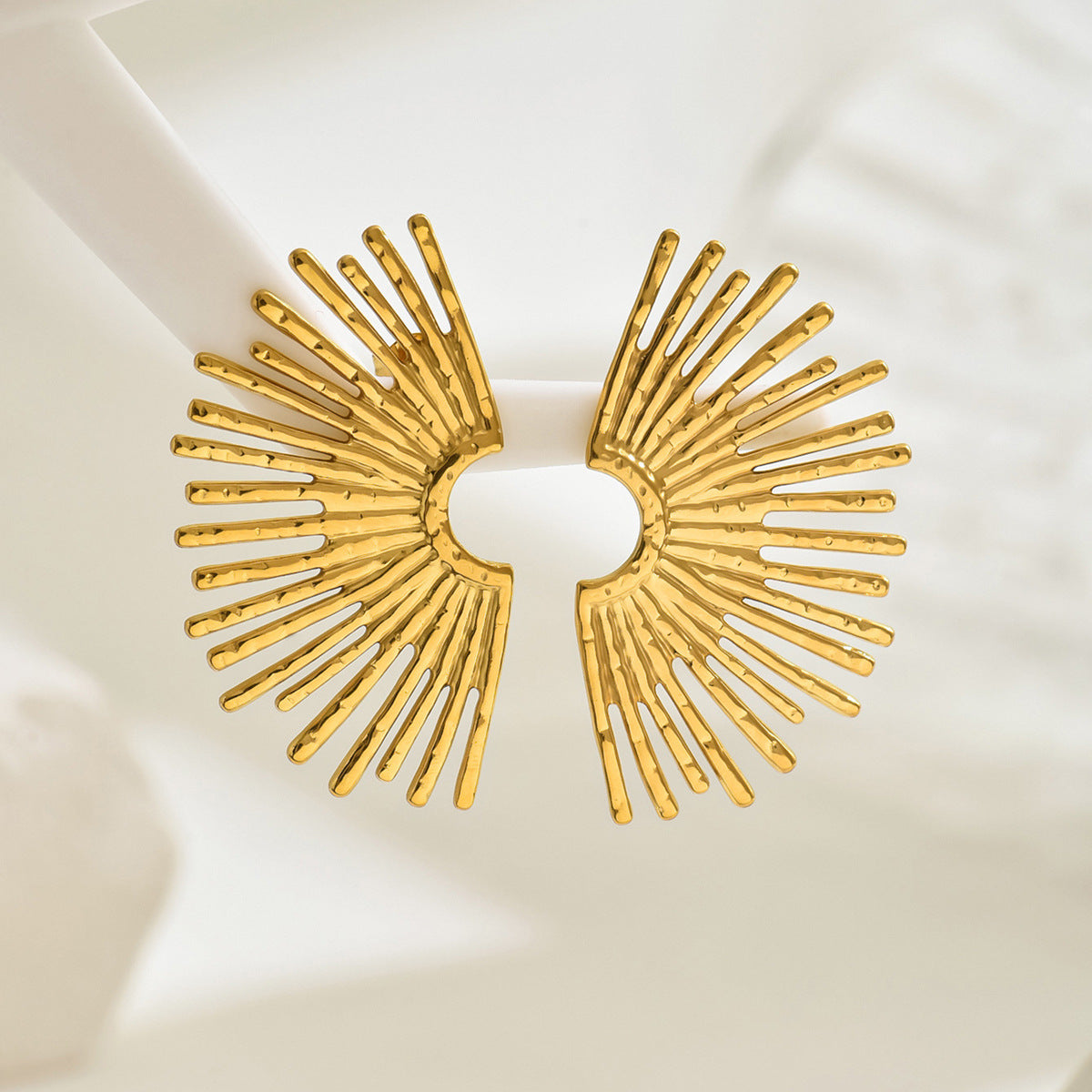 Pendientes de tuerca de aleación con forma de abanico geométrico de lujo ligero con chapado en oro de 18 quilates para mujer