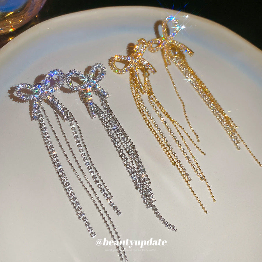 Pendientes de botón retro elegantes con lazo y borla con circonitas cúbicas en cobre y acero para mujer