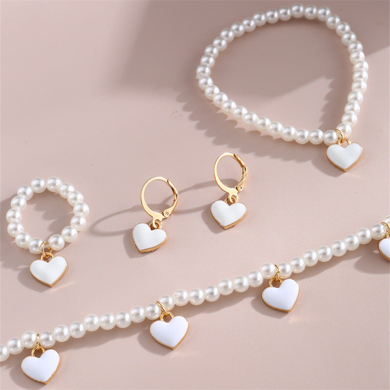 Collana per Bambini Minimalista a Cuore con Perle di Resina, Ciondolo in Lega e Finitura Smaltata