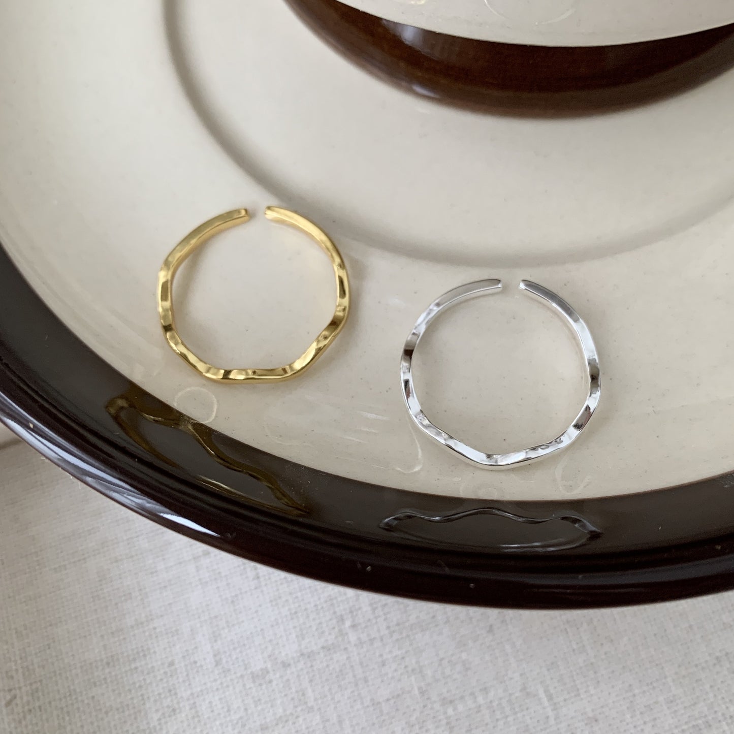 Anello da donna minimalista a forma di onda in argento sterling 925 con finitura placcata