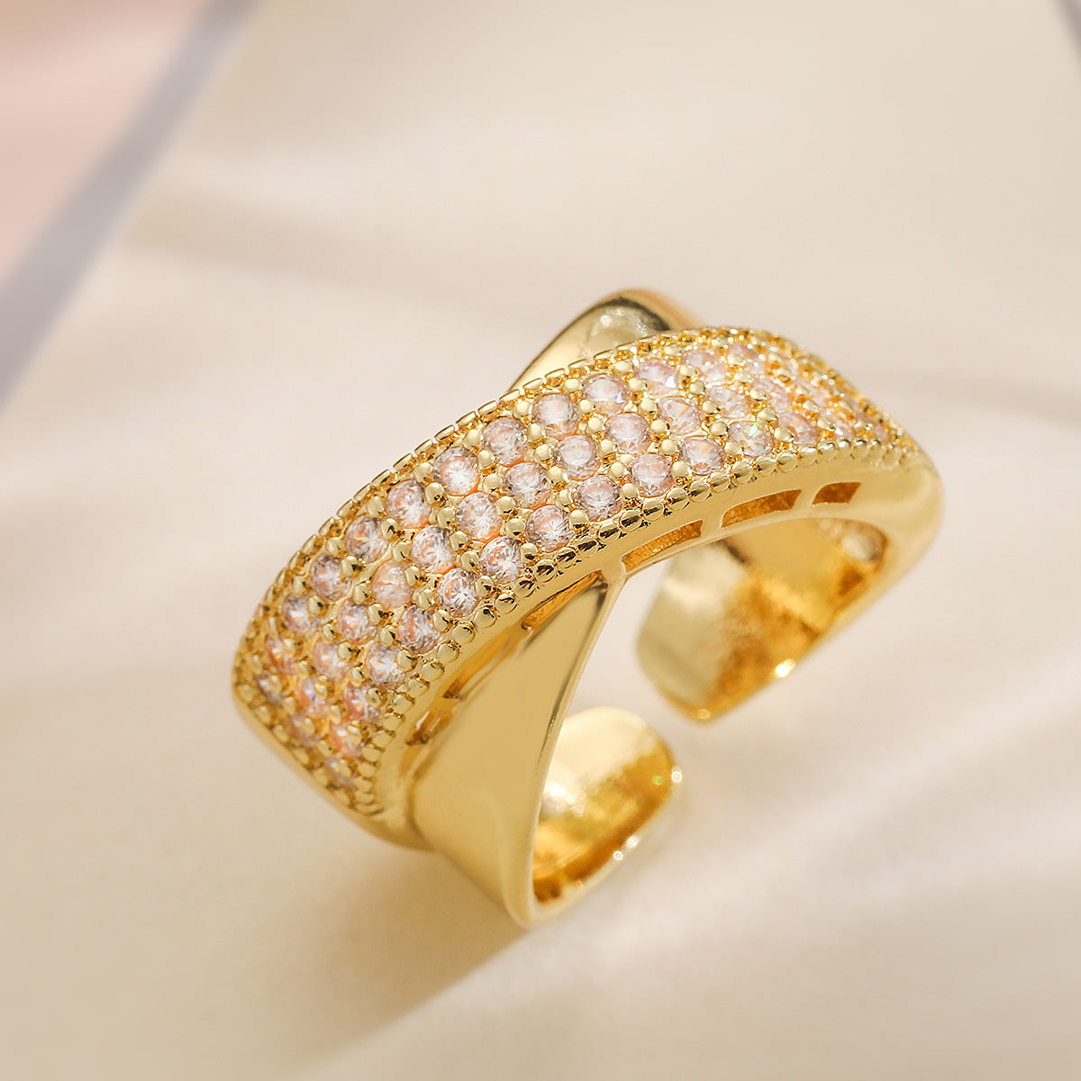 Anello a croce geometrico minimalista di lusso da donna in ottone con placcatura in oro 18K e intarsio in zircone