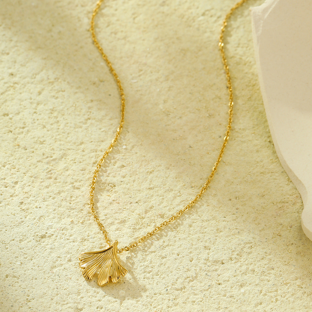 Conjunto de collar con colgante de hoja de ginkgo de moda con pendientes de perlas de agua dulce en acero inoxidable con baño de oro de 18 quilates
