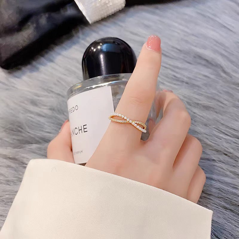 Anello Minimalista con Perle e Croce da Donna in Rame con Finitura Placcata e Design a Lettera
