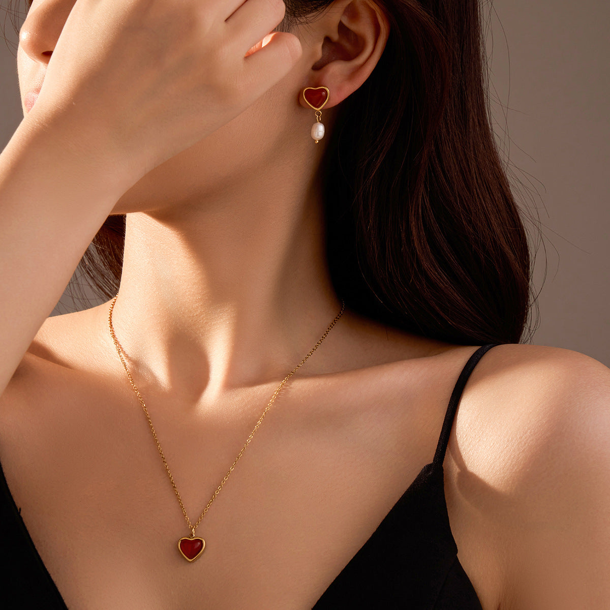 Collana pendente vintage in acciaio inossidabile a forma di cuore con agata rossa e accenti di perle naturali, set di orecchini abbinati per donna