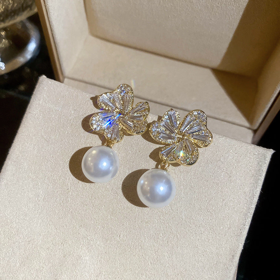 Orecchini a perno vintage eleganti a fiori con perle e finitura smaltata da donna