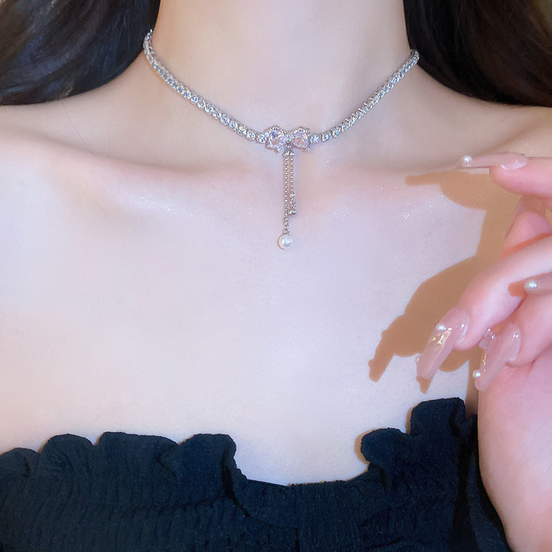 Elegante collar con colgante de lazo de diamantes de imitación y detalles de nácar perlado para mujer — Delicada cadena para clavícula en estilo de lujo minimalista y a la moda