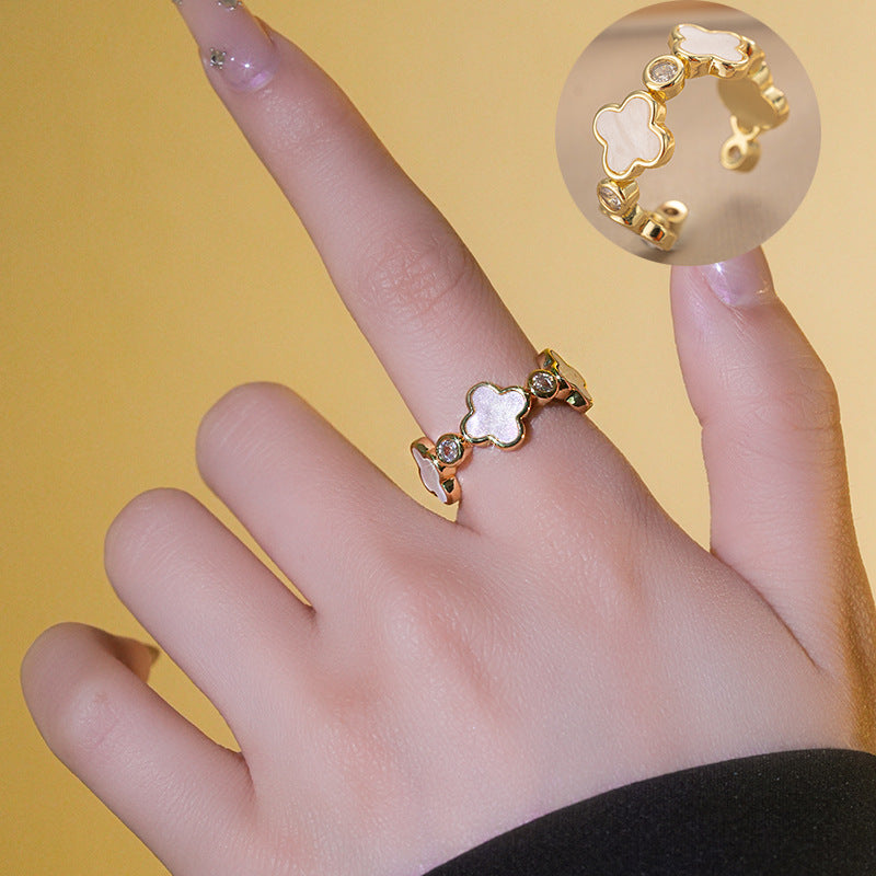 Anello minimalista in rame placcato oro con quadrifoglio e fascia aperta regolabile da donna