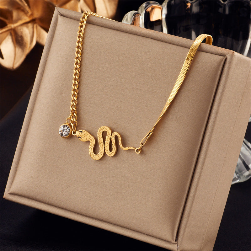 Collana con ciondolo a farfalla turchese retrò minimalista in acciaio inossidabile con finitura placcata su catena a serpente da donna