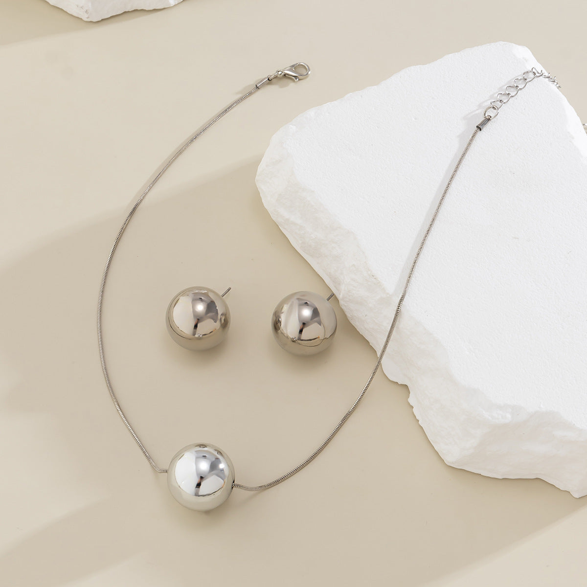 Minimalist Punk Geometric Round Brass Snake Chain Necklace with Alloy Pendant for Women